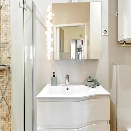 Bnbnova - Charming Near Notre-dame & Marais Apartment